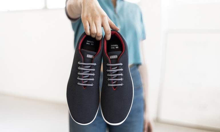 Unas zapatillas azules de la marca Muroexe