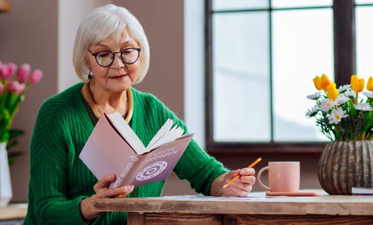 abuela-anciana-leyendo-dreams.jpg