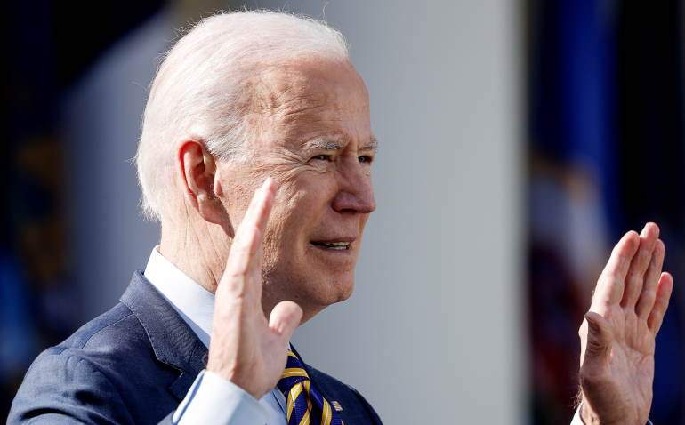biden-manos-arriba.jpg