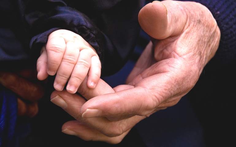 bebe-mano-abuelo.jpg
