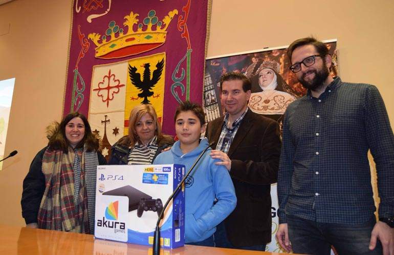 El-ganador-del-video-Juego-junto-a-los-creadores-y-concejales-de-Malagon.jpg