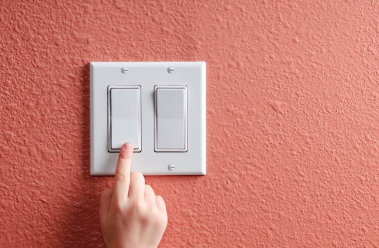 mano-luz-istock.jpg