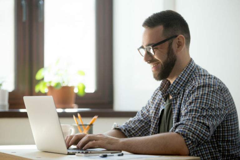 Hombre-usando-Laptop-defini.jpg