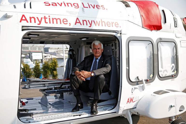 Alessandro-Profumo-CEO-Leonardo-a-bordo-de-un-helicoptero-AW169-en-2017-770x420-Reuters.jpg