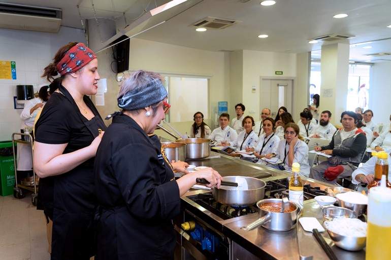 Las chefs tailandesas Nooror Somany Steppe y Sandra Steppe-Goswami imparten una masterclass