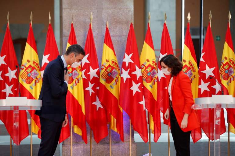 sanchez-ayuso-banderas-saludo-efe.jpg