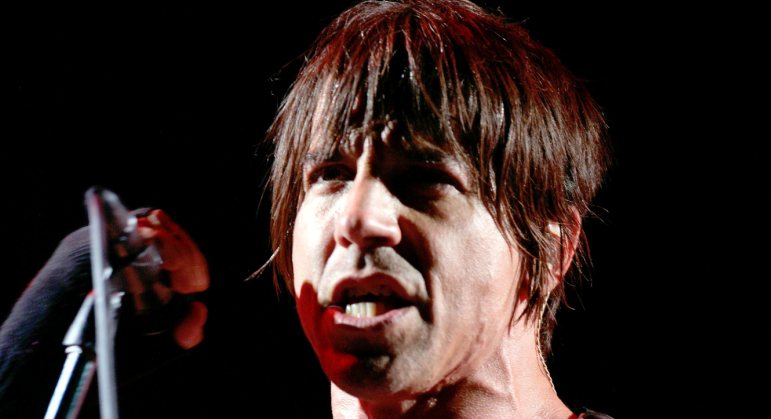 anthony-kiedis-red-hot-chili-peppers-cordon.jpg