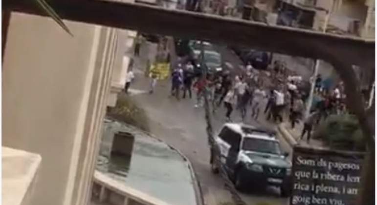 referendum-manifestantes-linchan-polis.jpg
