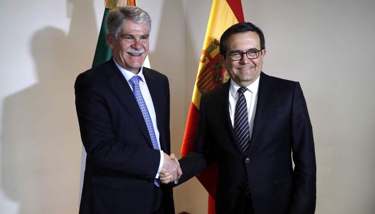 dastis-guajardo.jpg