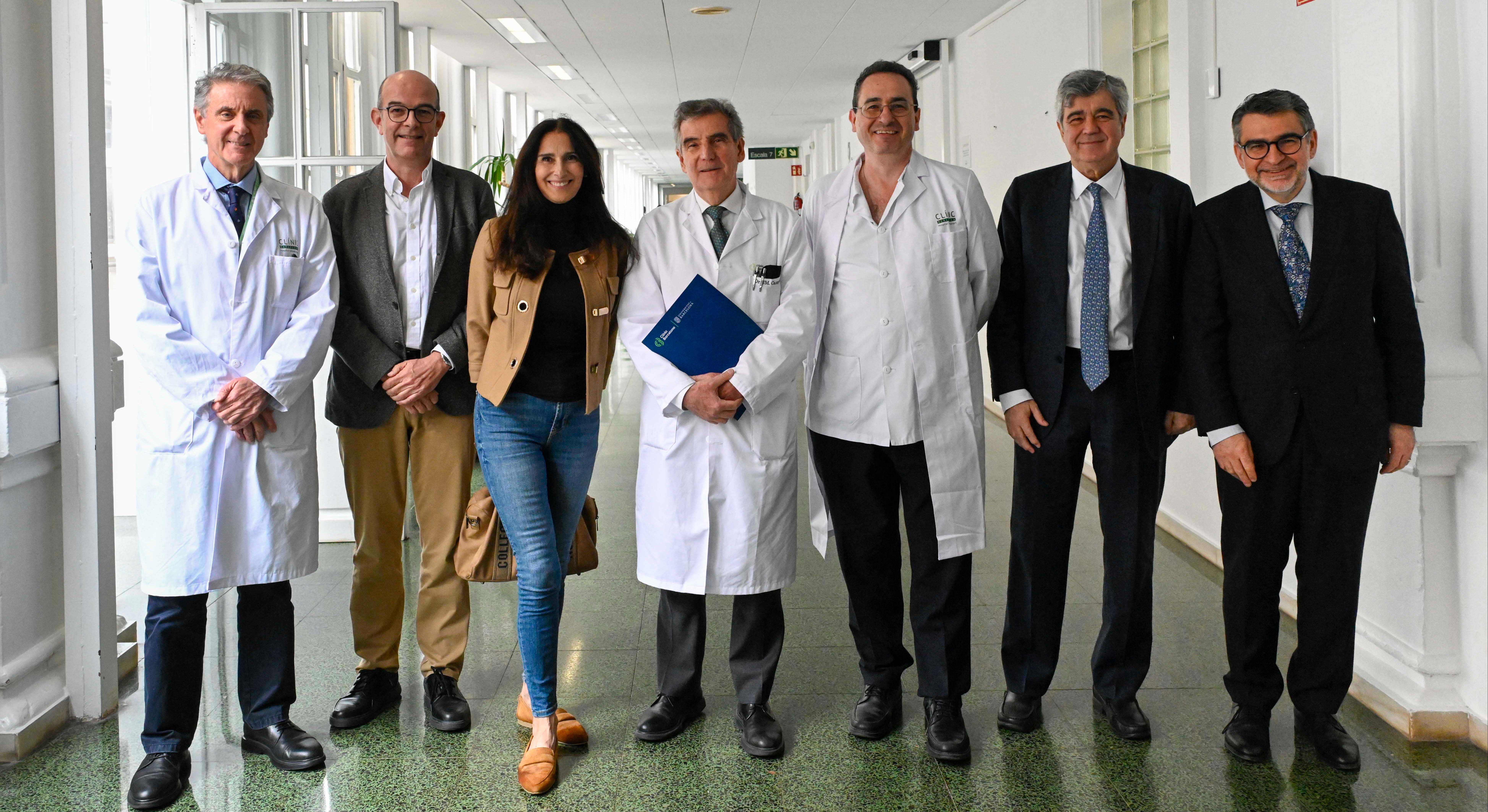 Doctores del Clínic y representantes institucionales.
