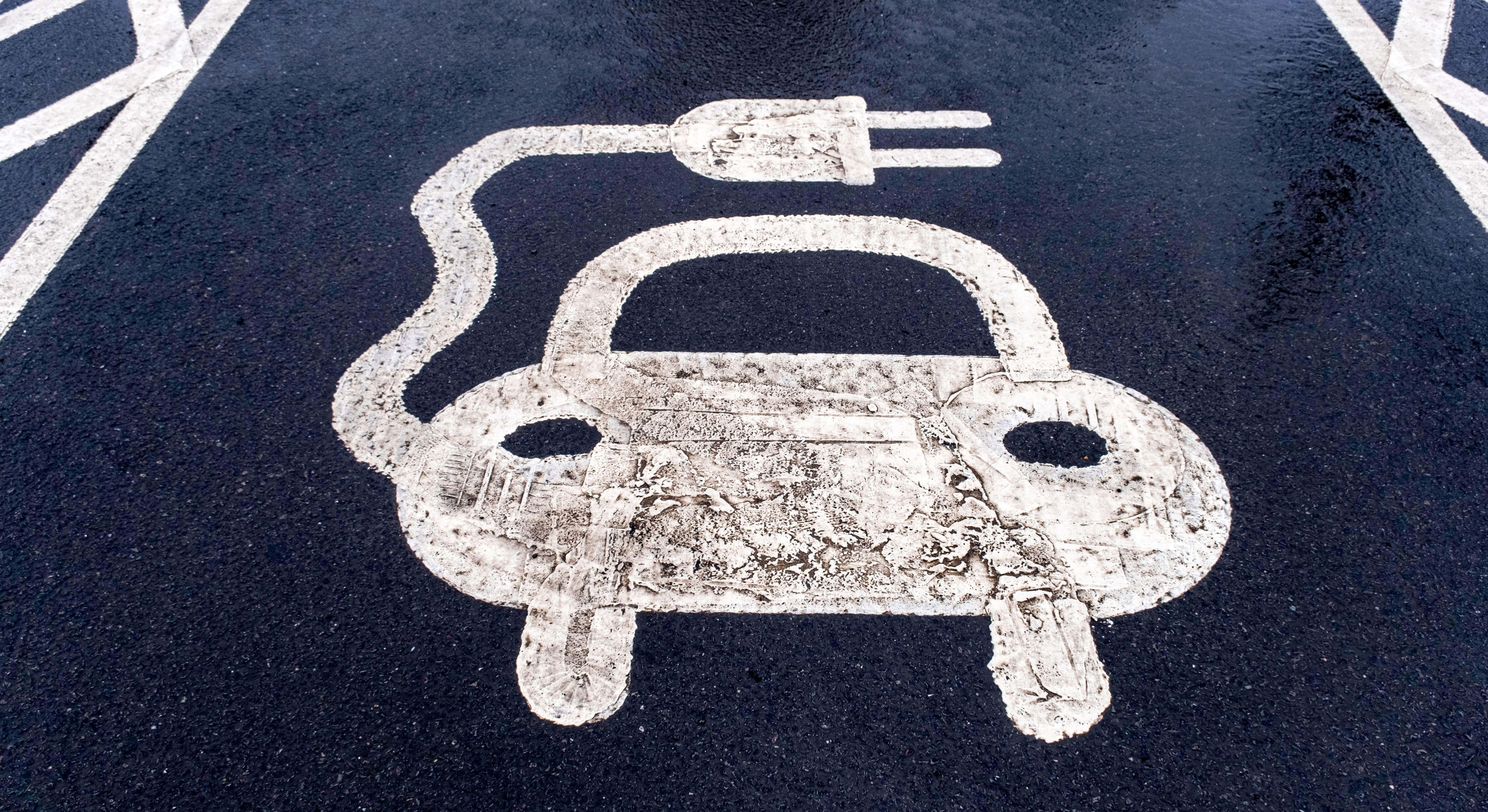 Plaza aparcamiento vehículos eléctricos