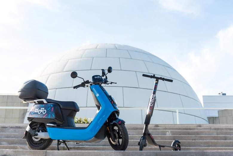 Una moto y un patinete de Movo