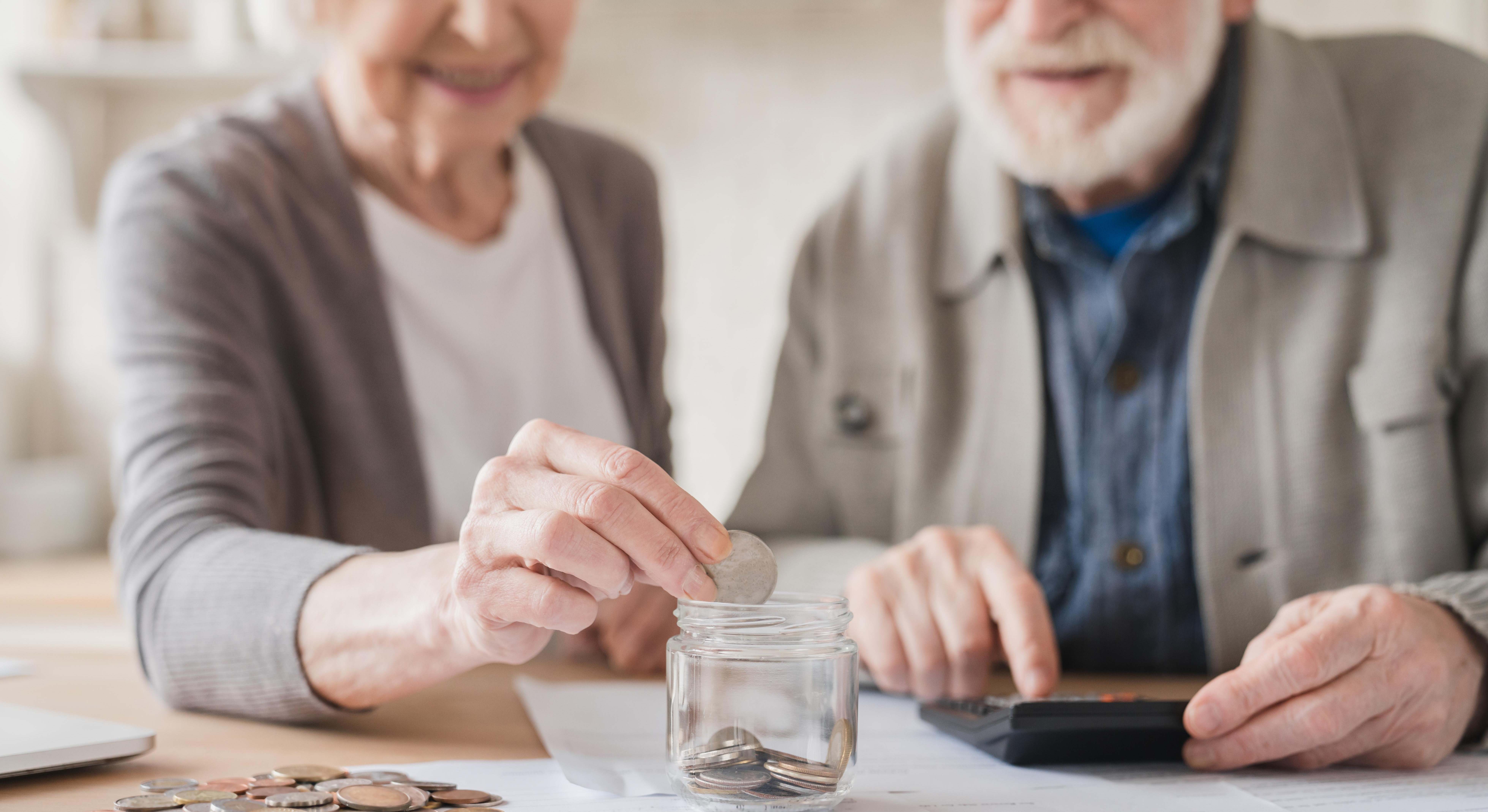 Una pareja mete monedas en un bote