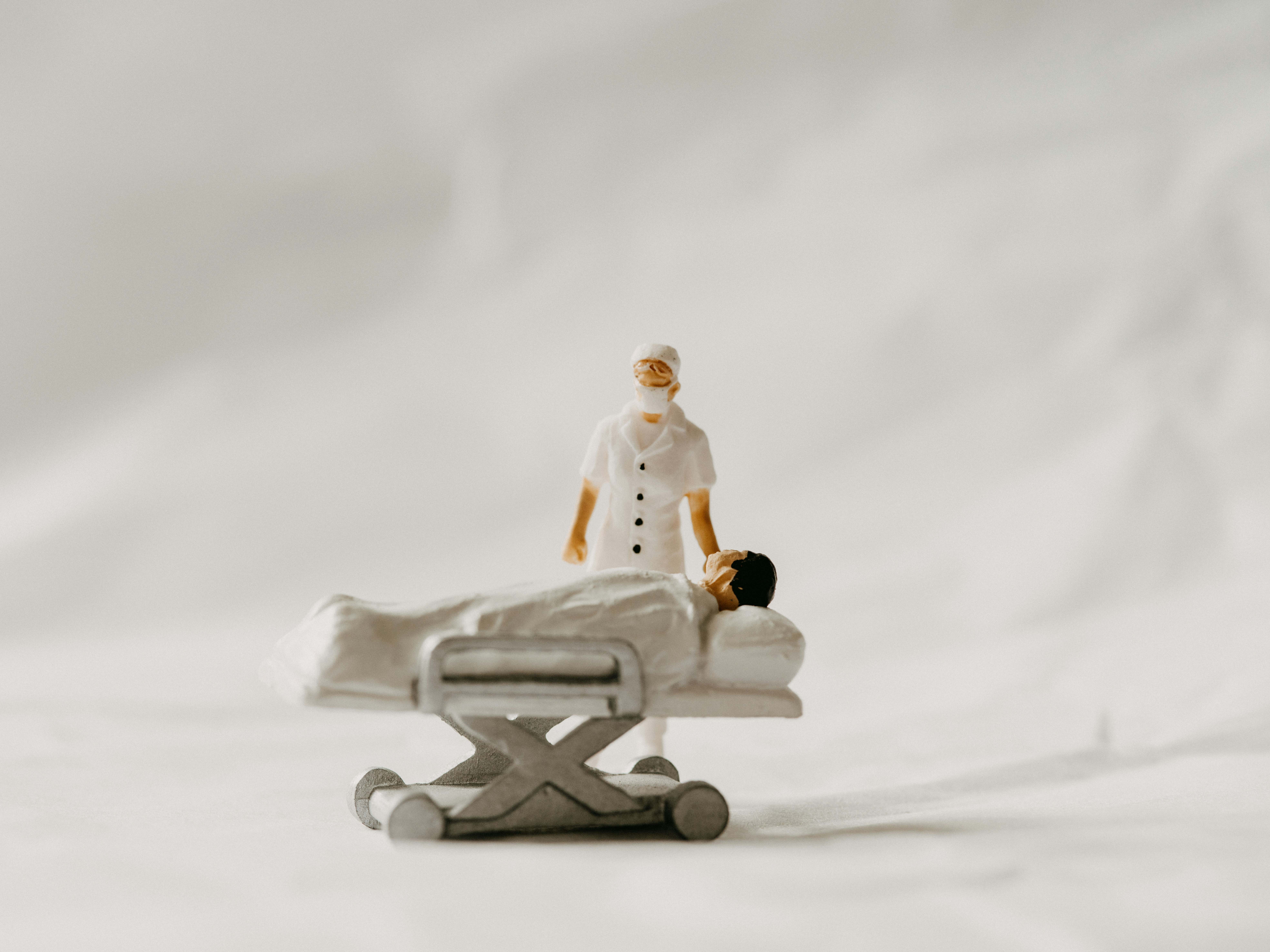 Los tratamientos más comunes son la cirugía, la quimioterapia y la radioterapia