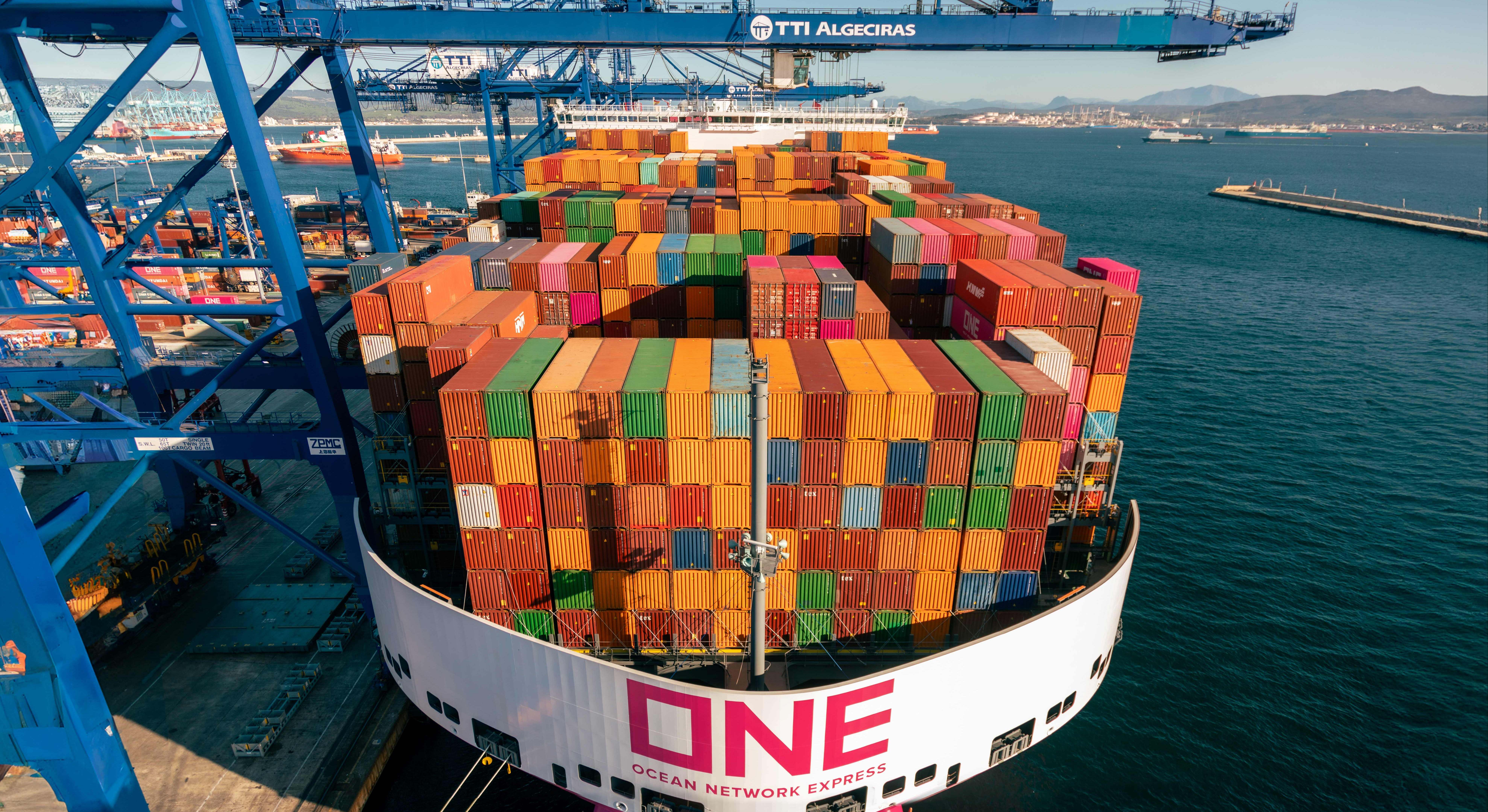 Portacontenedores de ONE en una terminal de Algeciras.