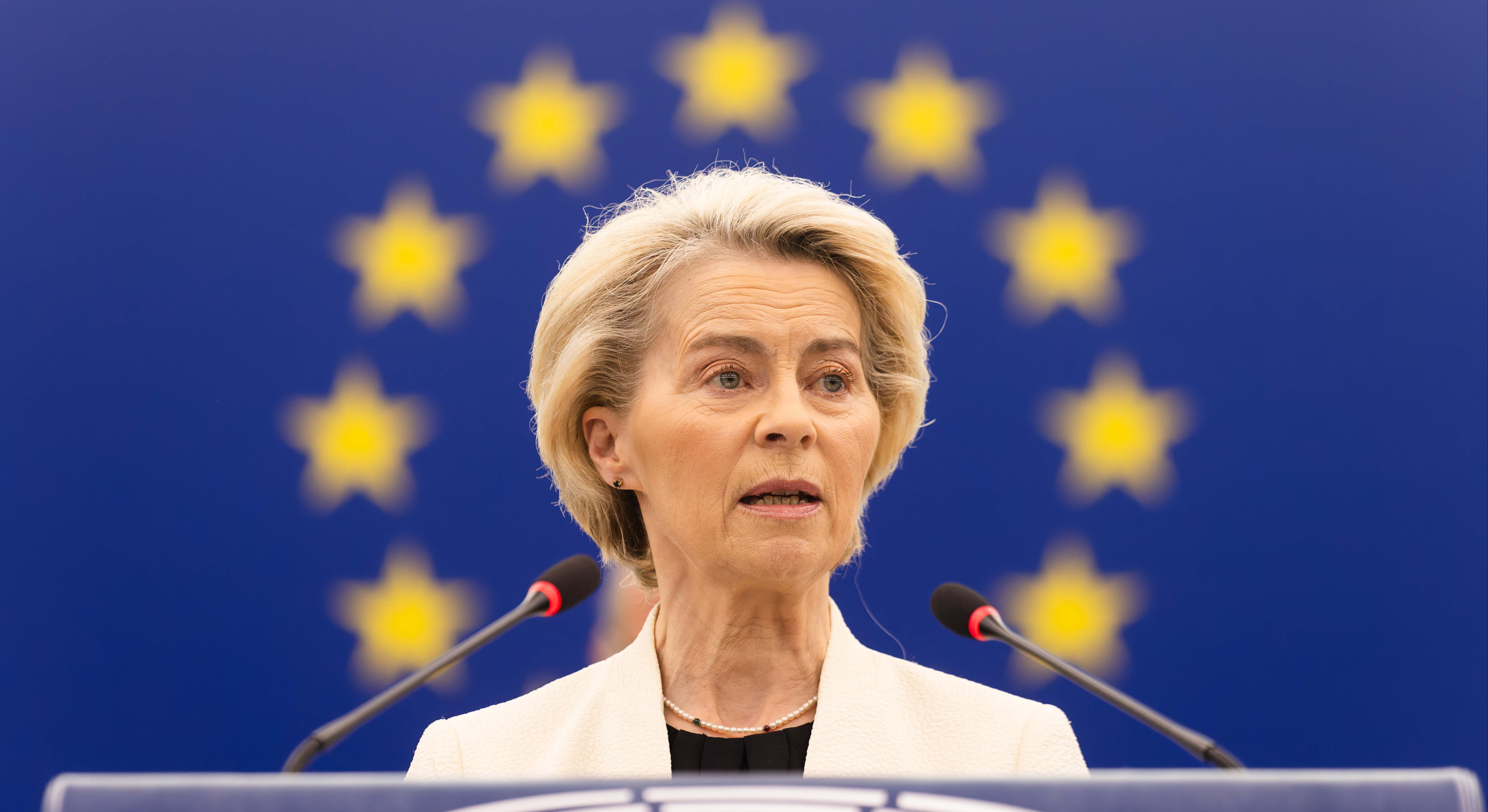 Ursula von der Leyen, Presidenta de la Comisión Europea, habla en el edificio del Parlamento Europeo