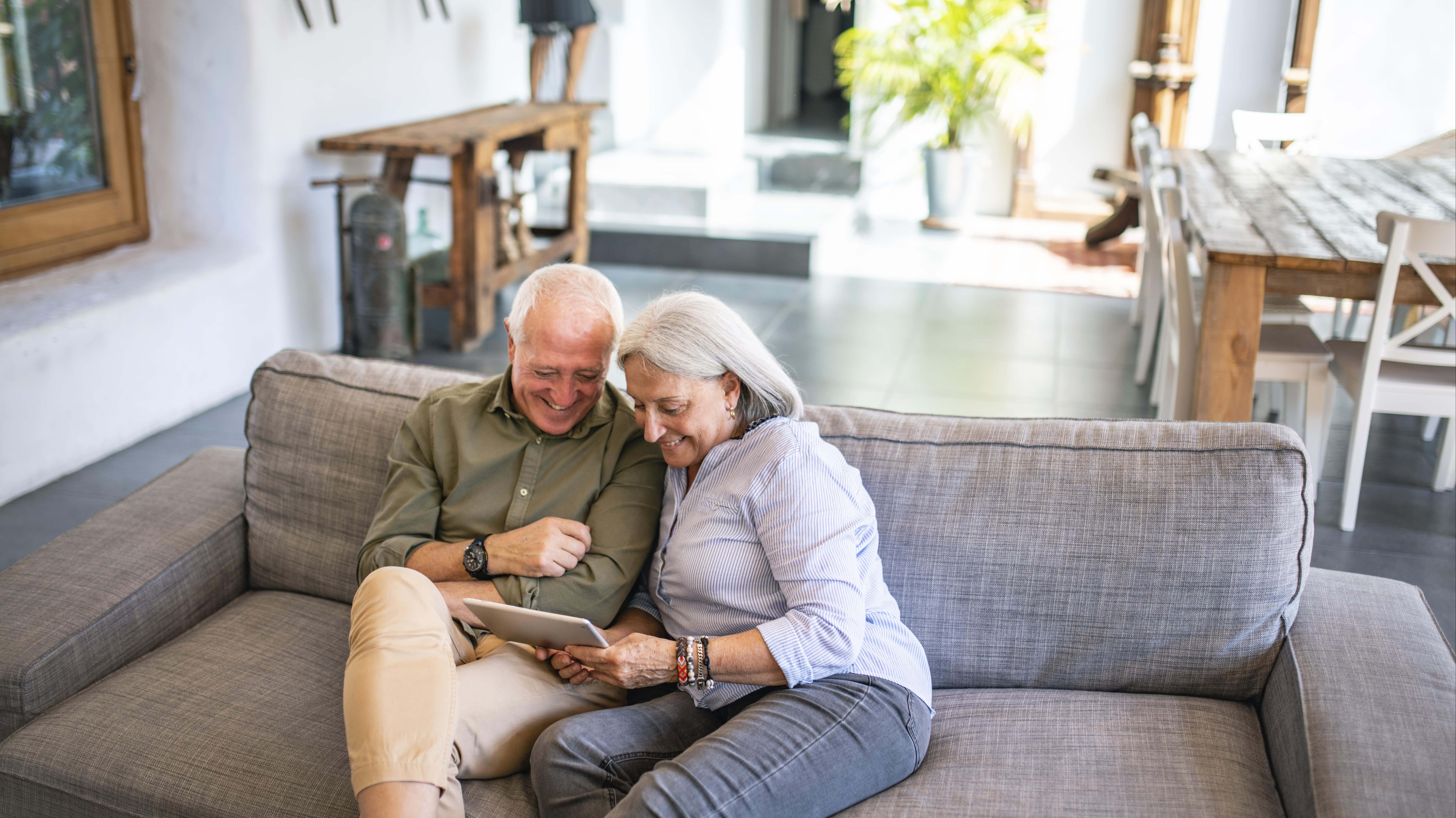Pareja de personas mayores