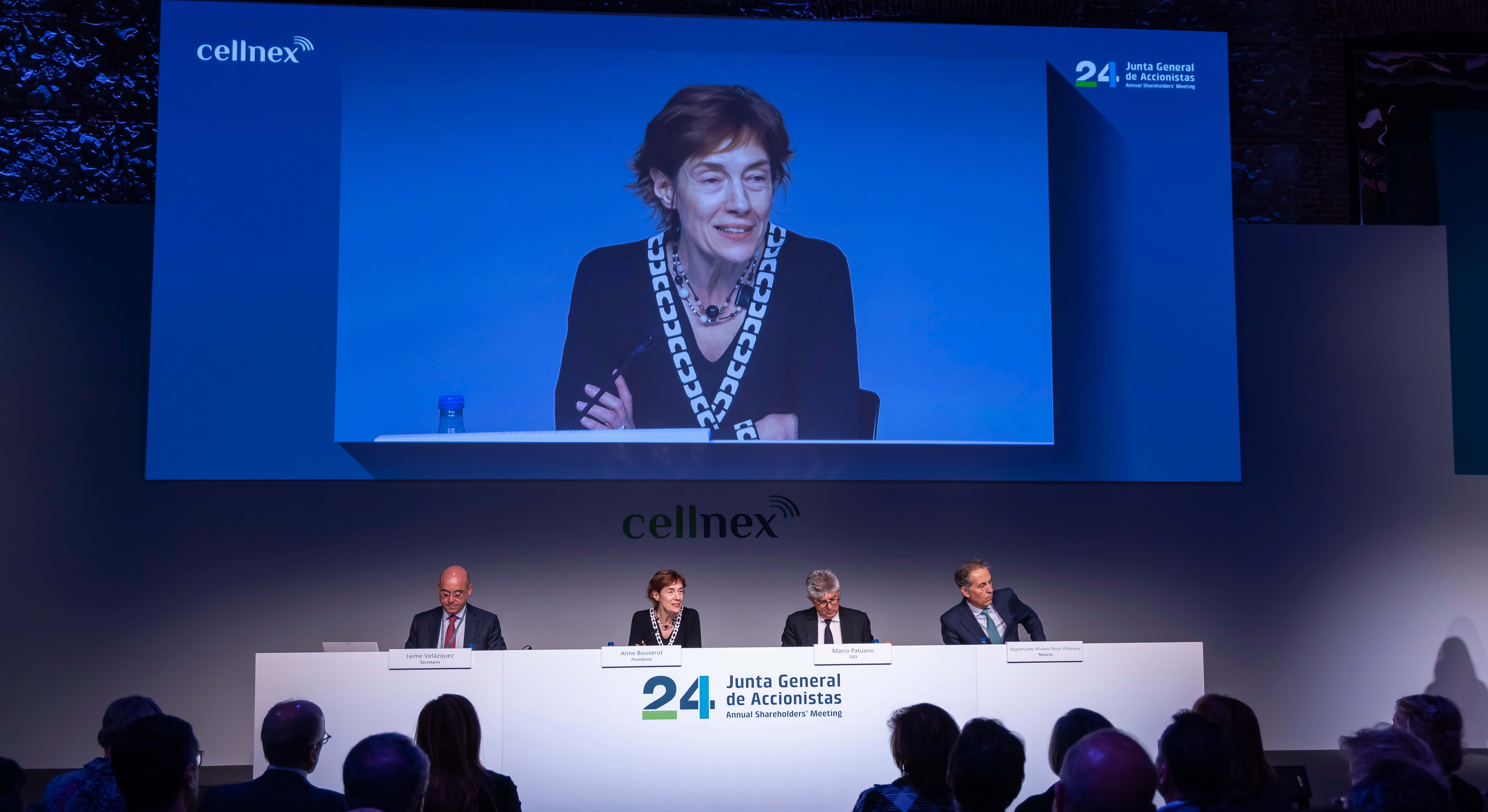Una pantalla proyecta la imagen de Anne Bouverot, presidenta de Cellnex, en su última Junta de Accionistas. Foto: Daniel Aznar.