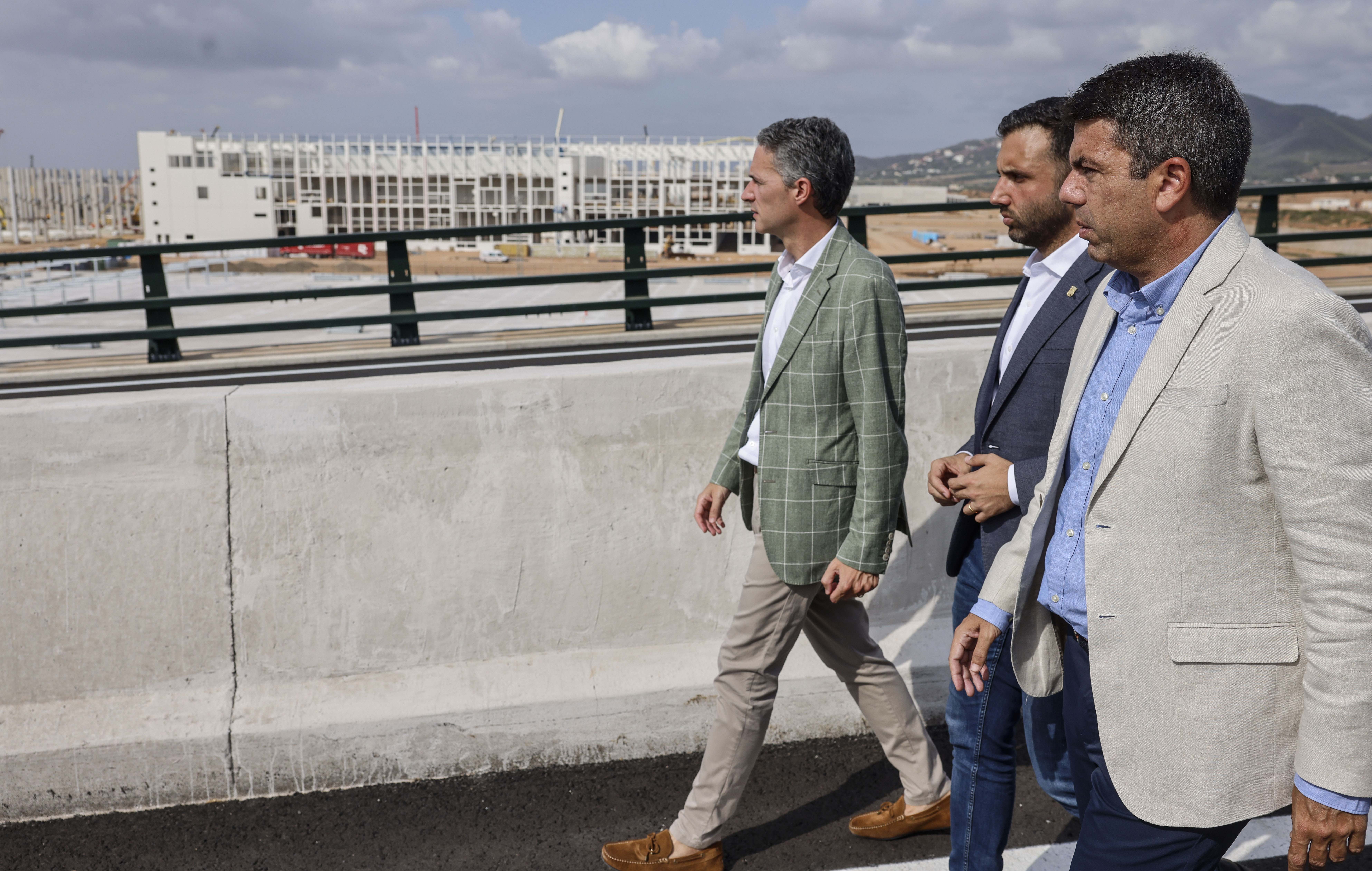 Mazón en un paso elevado del vial junto a las obras de la gigafactoría.
