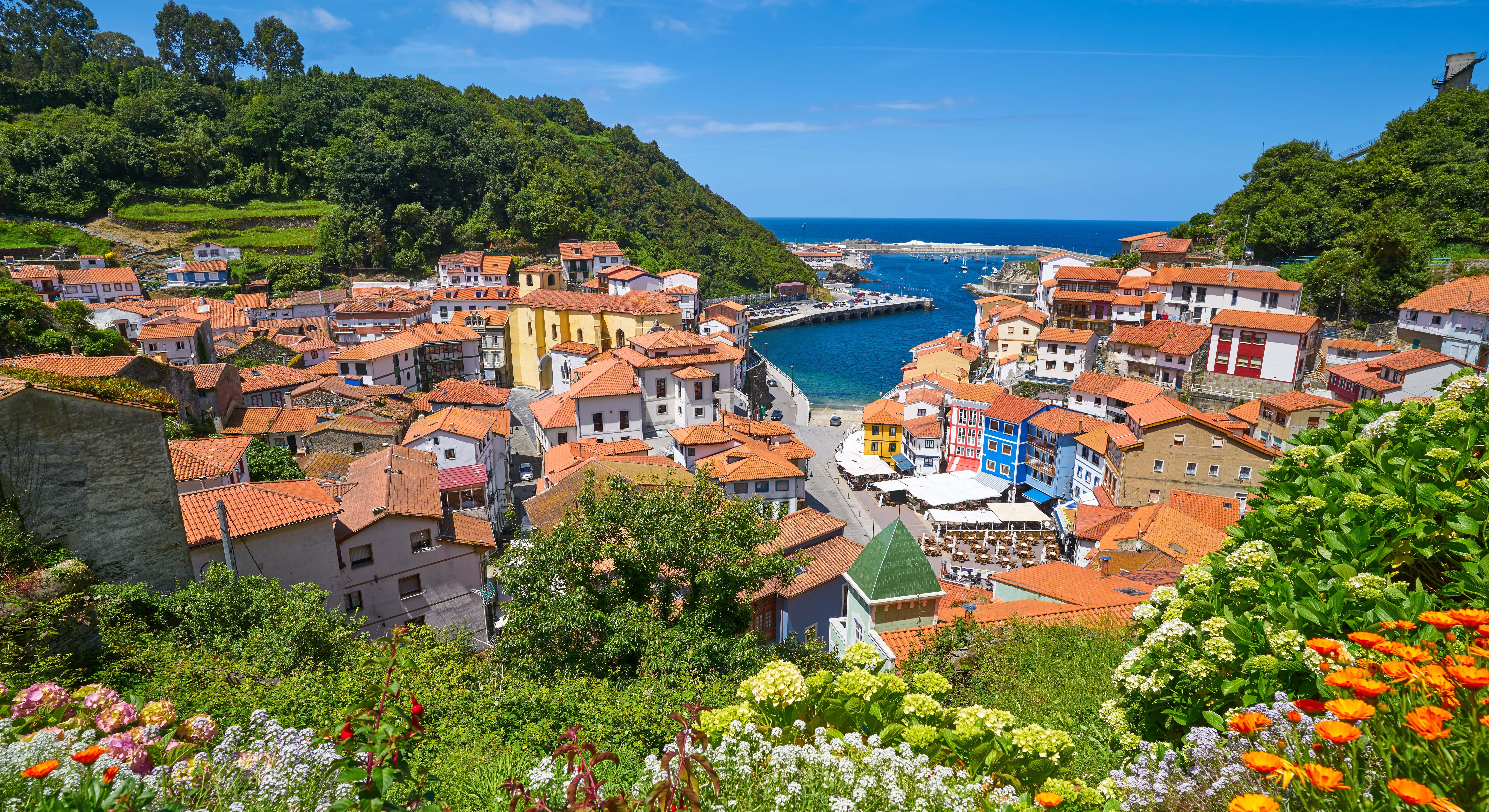 El pueblo asturiano de Cudillero con casas de teja roja y vistas al mar