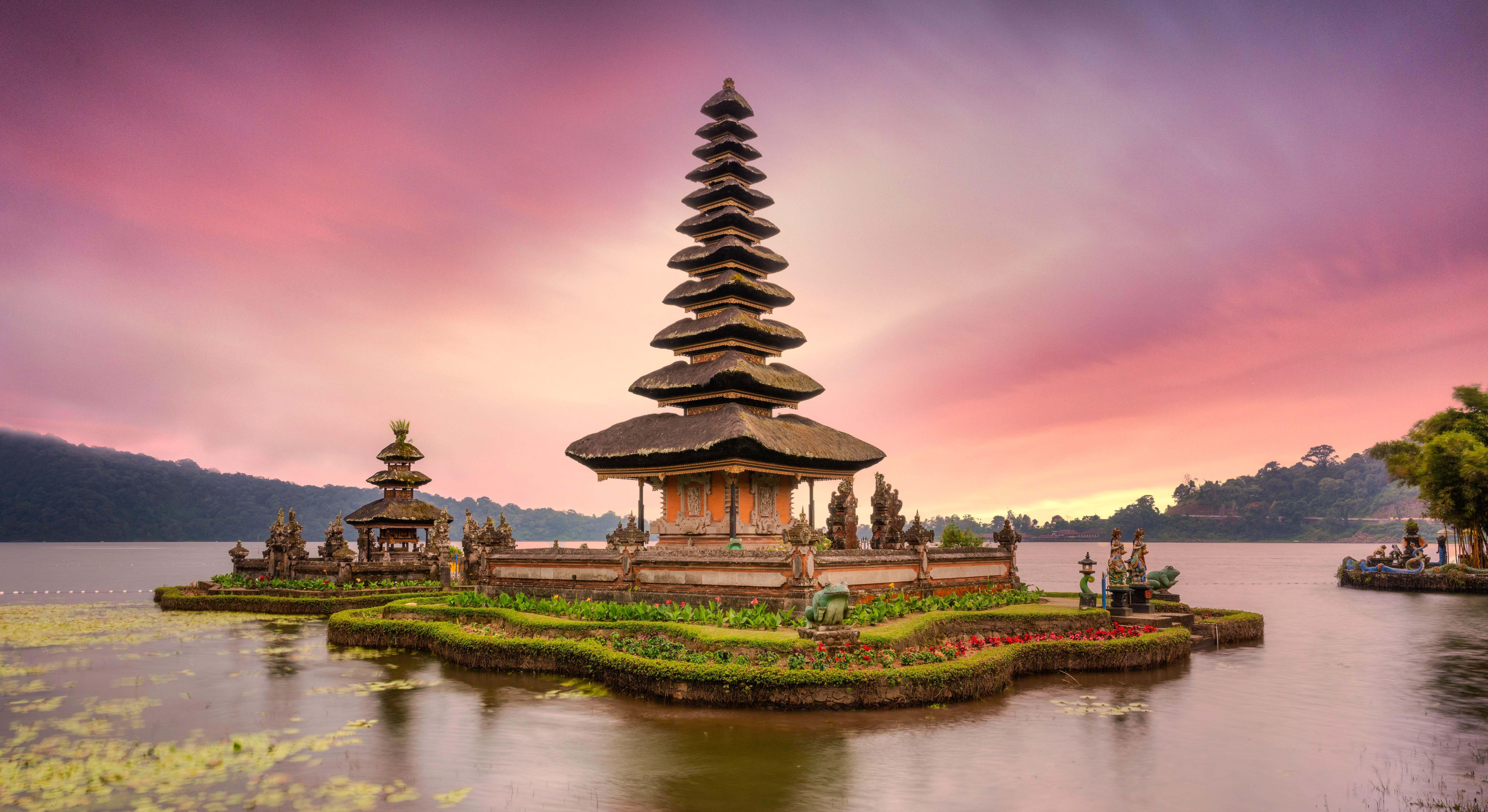 Vista del templo flotante Pura Ulun Danu, en el lago Beratan de Bali, Indonesia