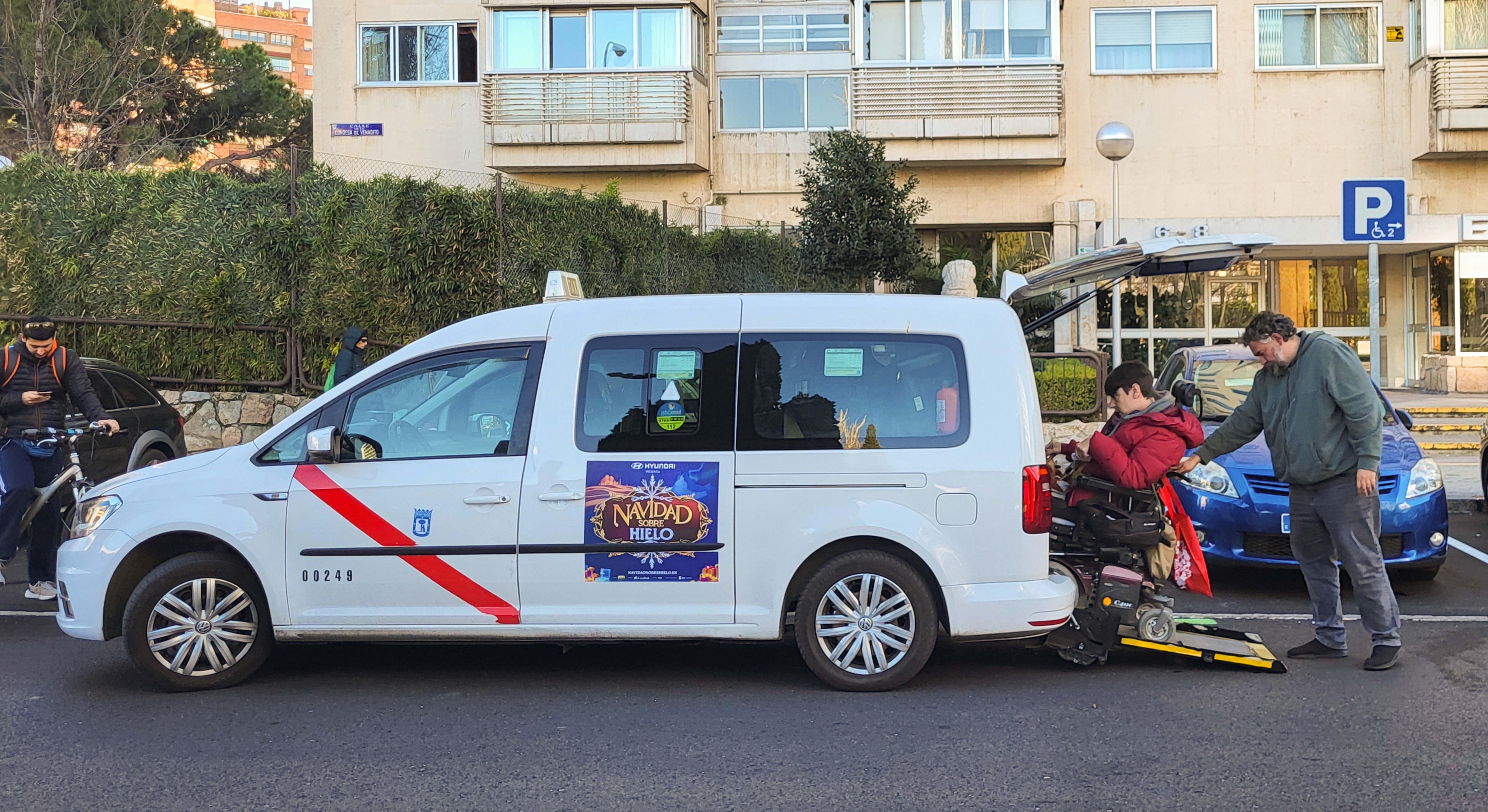 Persona subiendo a un taxi adaptado. / EE