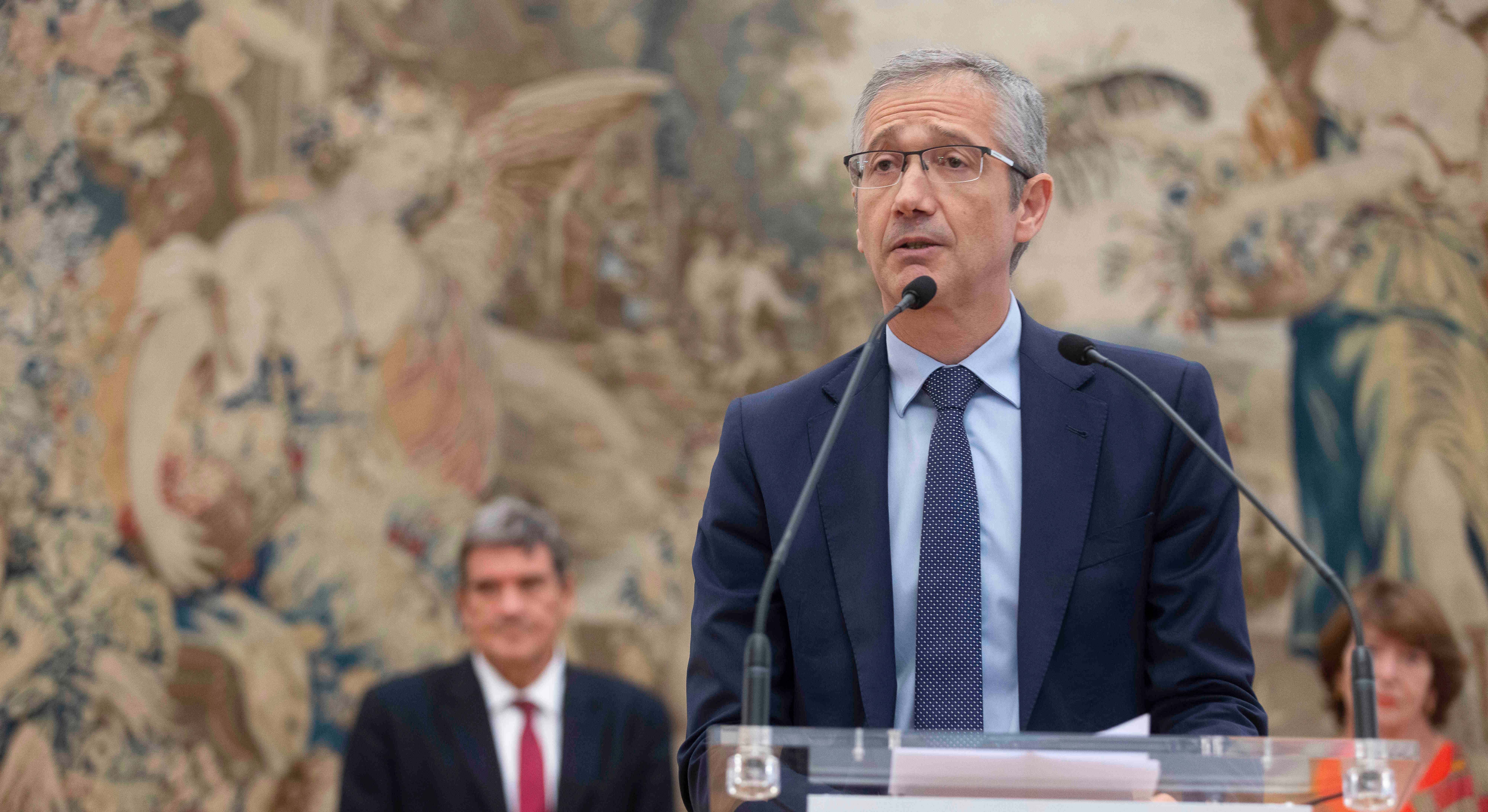 Pablo Hernández de Cos en una comparecencia, con José Luis Escrivá detrás 