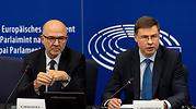 Un eurodiputado de la Liga pisotea los papeles de Moscovici tras el rechazo a los presupuestos de Italia