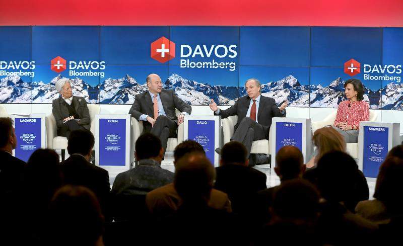 Ray Dalio en Davos junto a Ana Botn derecha y Christine Lagarde izquierda en 2015