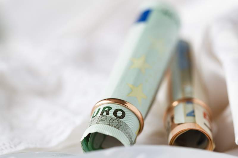 matrimonio-anillos-billetes-dinero-dreamstime.jpg