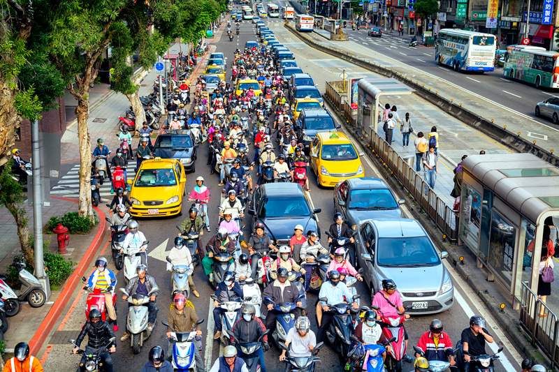 motocicletas-taiwan-carretera-dreamstime.jpg
