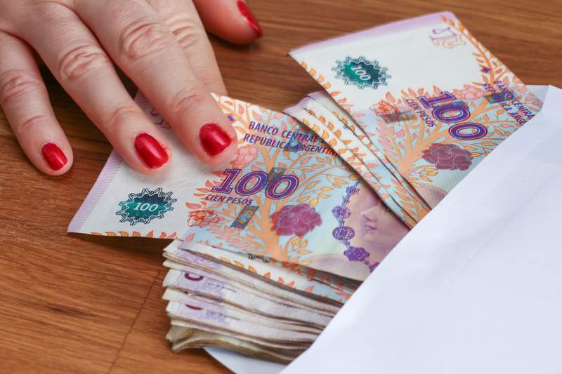 argentina-dinero-billetes-sobre-pesos-dreamstime.jpg