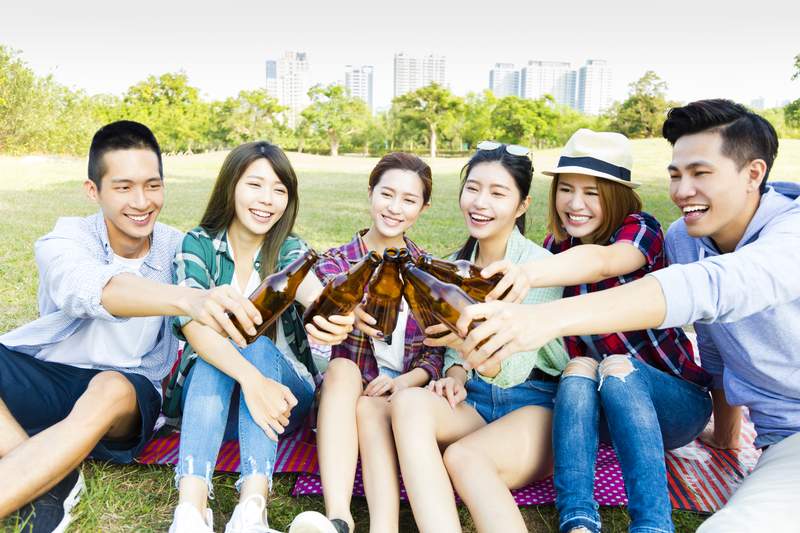 amigos-china-beber-cerveza-dreamstime.jpg