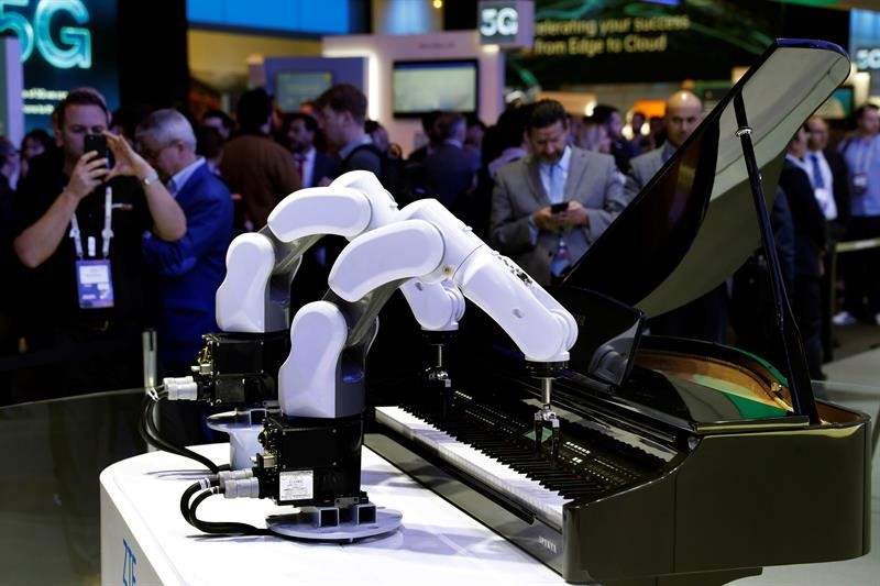 zte-robot-piano.jpg