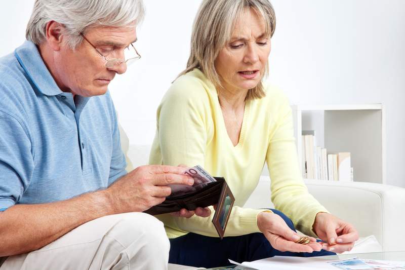 pareja-mayores-preocupacion-dinero-dreamstime.jpg