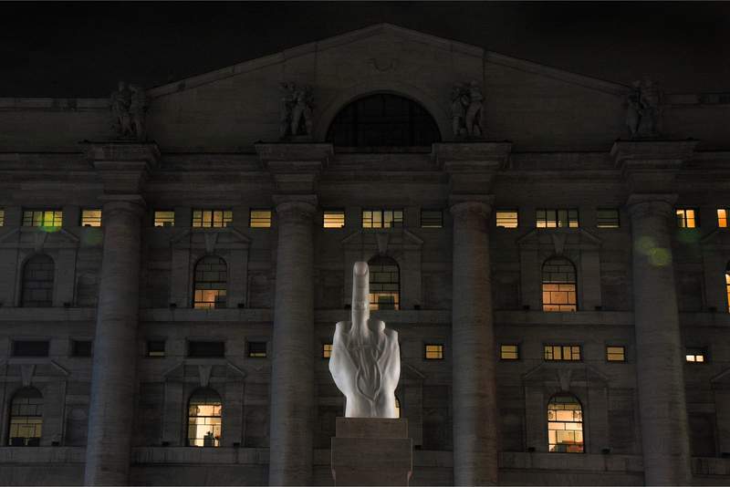 bolsa-milan-dedo-noche-edificio-dreamstime.jpg