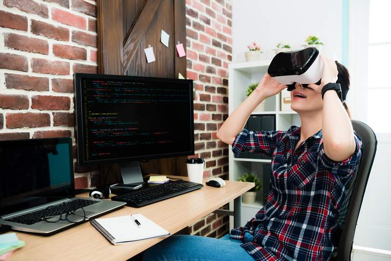 desarrollador-videojuegos-gafas-realidad-virtual-ordenador-dreamstime.jpg
