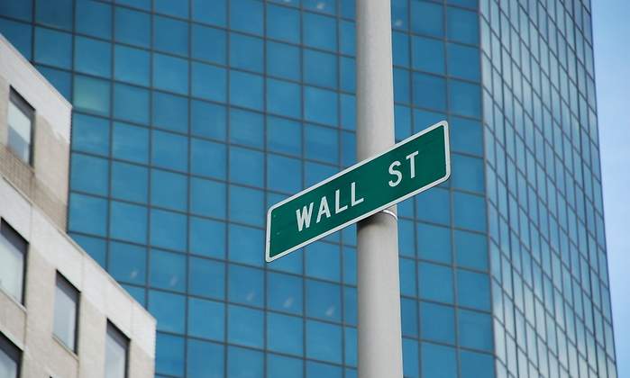 wall-street-cartel-calle-verde-dreamstime.jpg