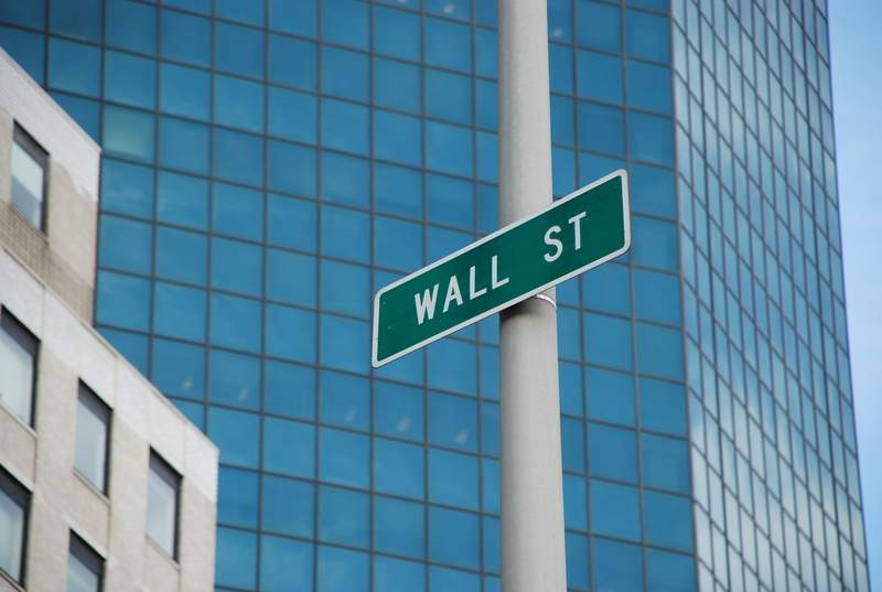 wall-street-cartel-calle-verde-dreamstime.jpg