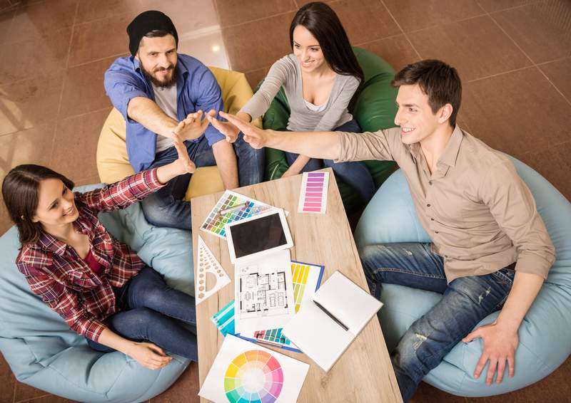 trabajo-equipo-mesa-diseno-creatividad-dreamstime.jpg