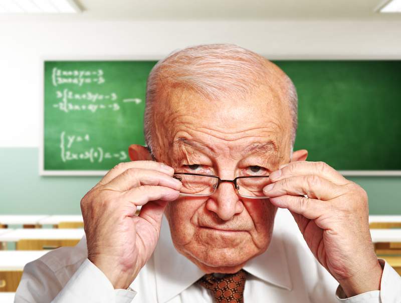 profesor-mayor-encerado-dreamstime.jpg
