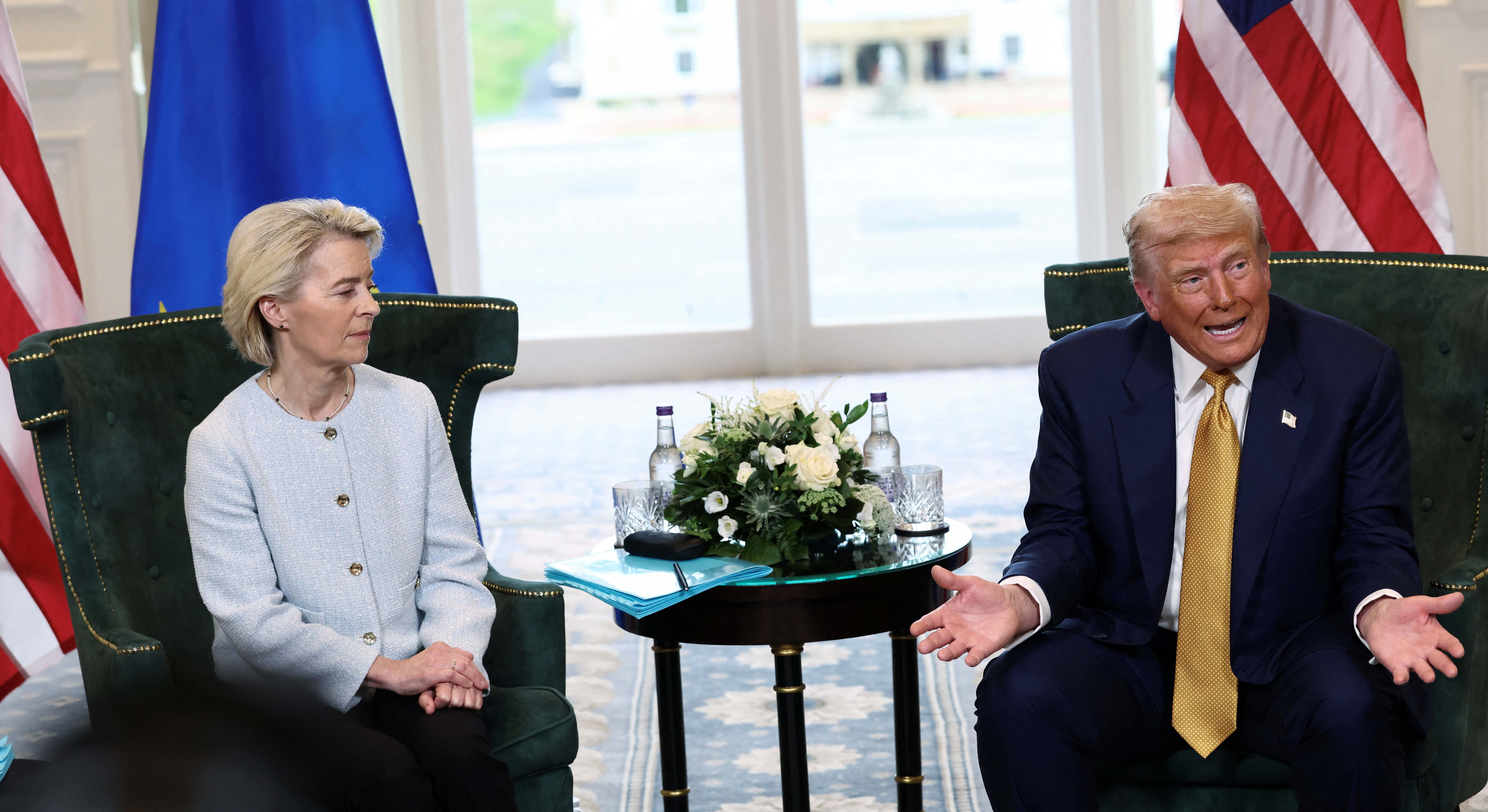 El presidente de Estados Unidos, Donald Trump , se reúne con la presidenta de la Comisión Europea, Ursula von der Leyen