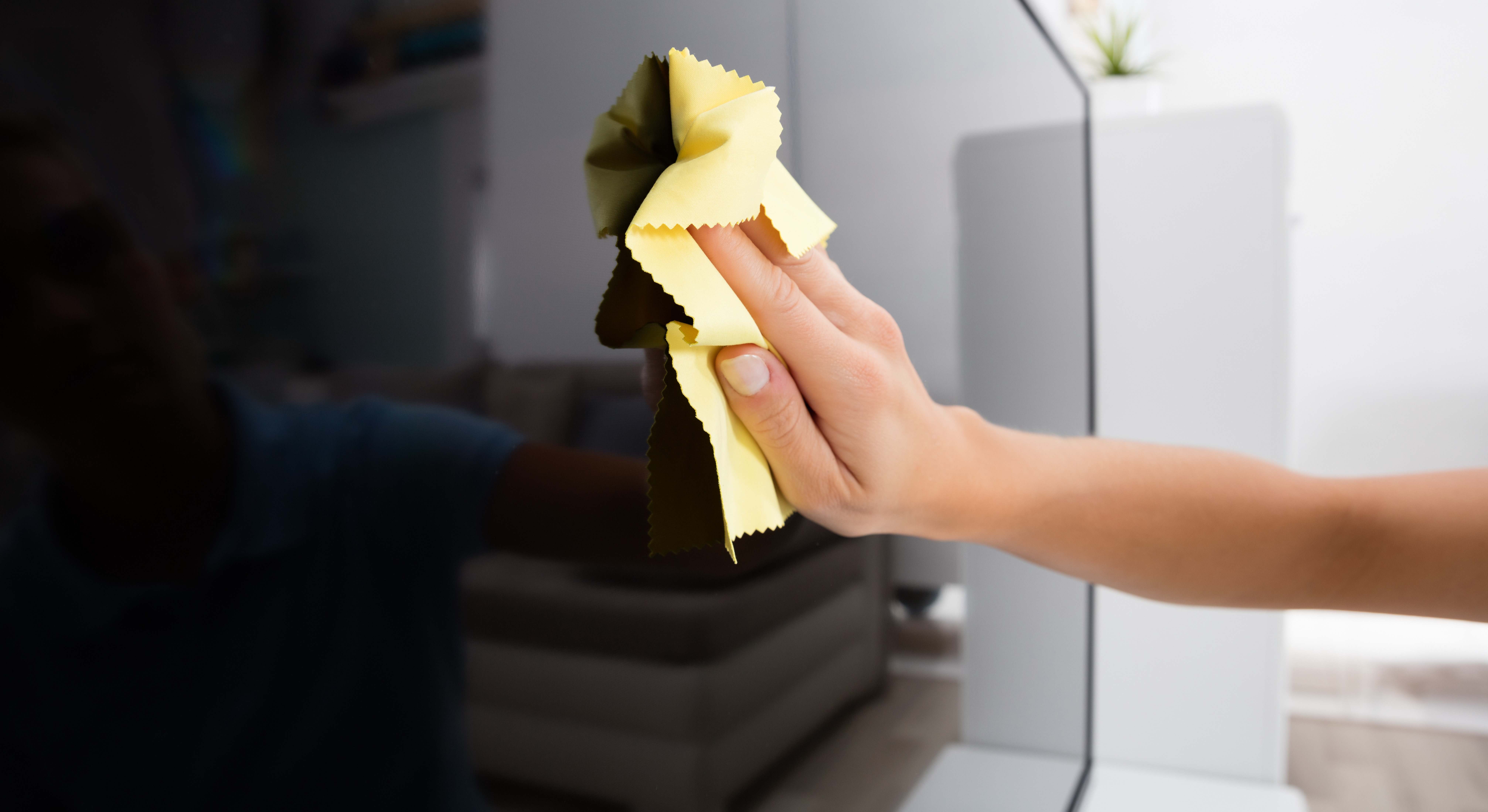 Limpieza de un televisor con una bayeta. / Foto: iStock