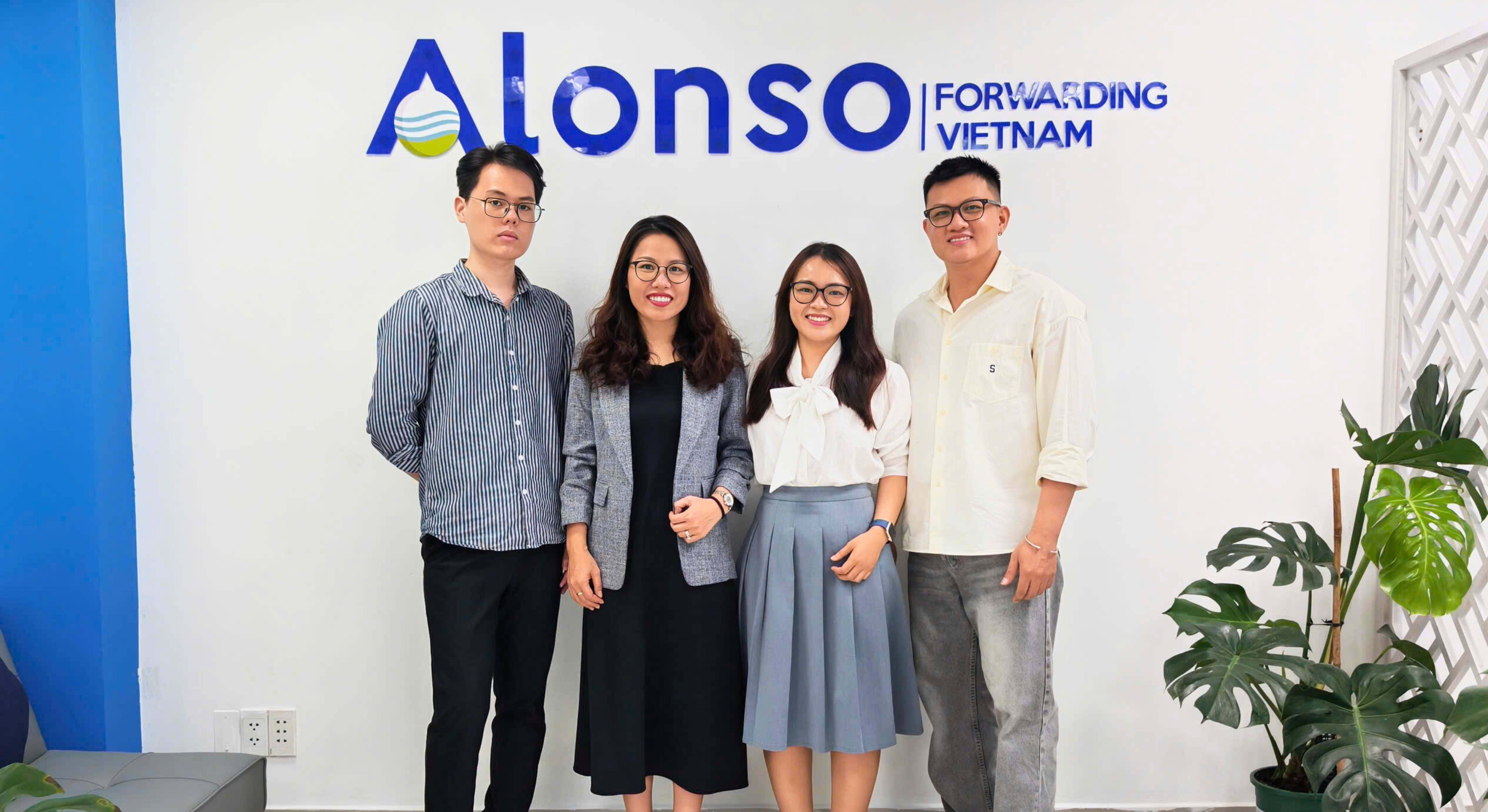 Equipo de la nueva delegación en Vietnam.
