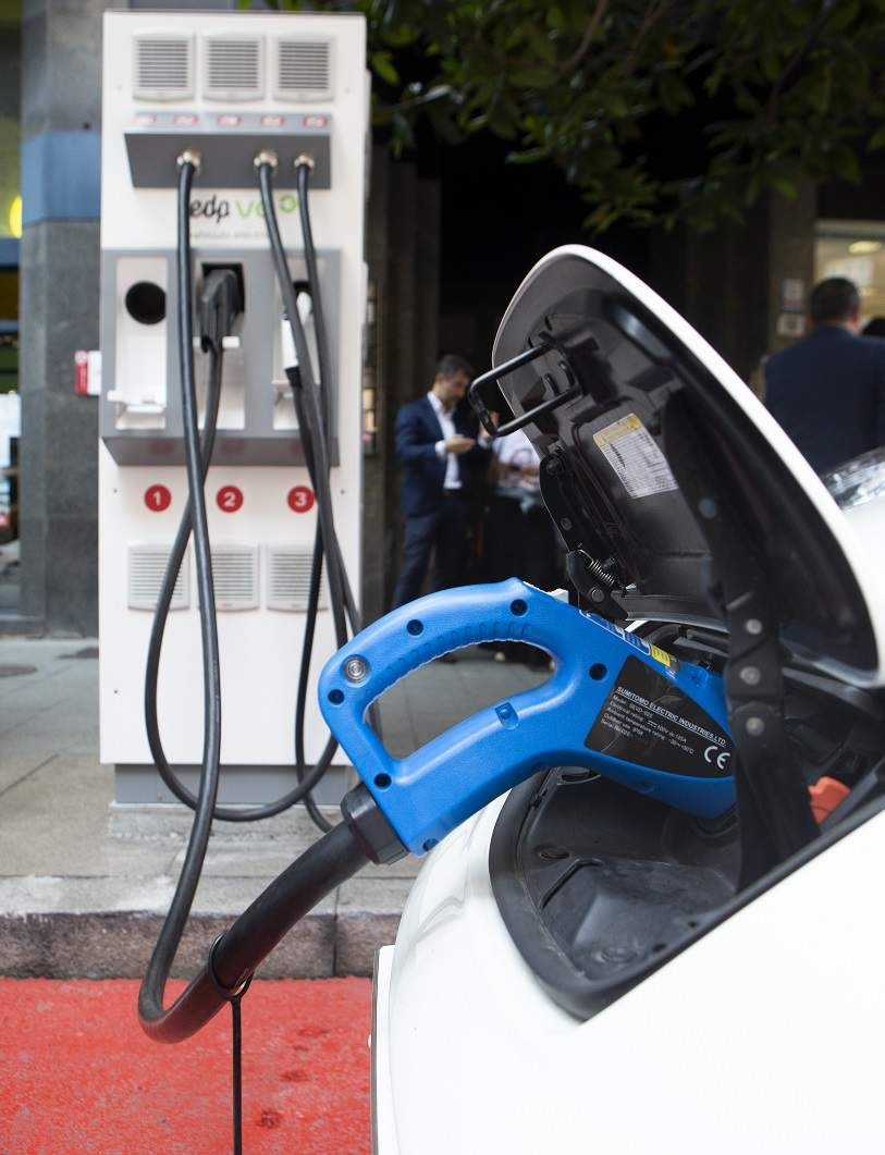 Un-vehiculo-recargando-en-uno-de-los-puntos-rapidos-de-EDP.jpg