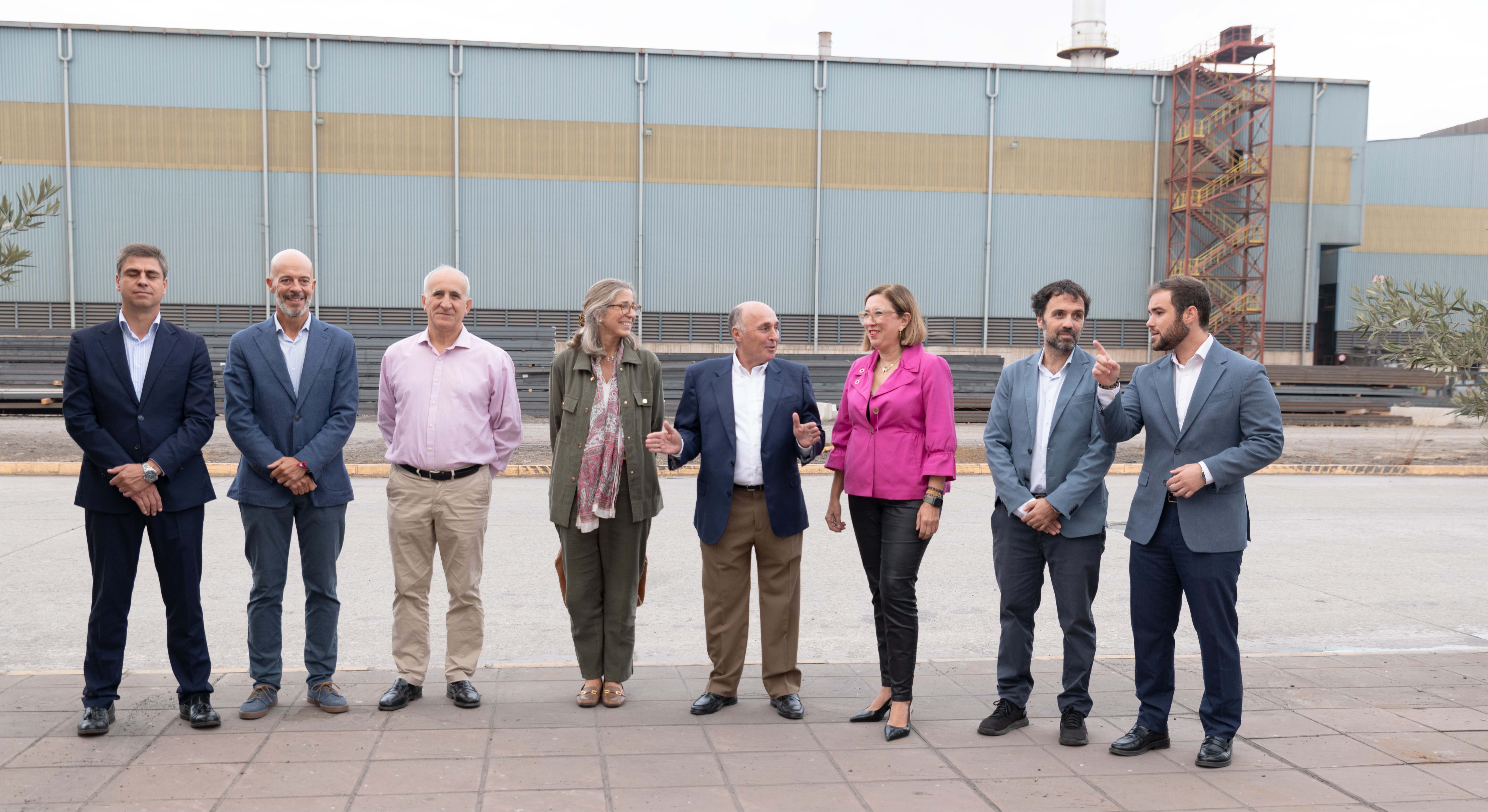 Ricardo Leal, presidente de CL Grupo Industrial; Mercedes Morán, consejera de Agricultura, Ganadería y Desarrollo Sostenible de la Junta de Extremadura; Miguel Ángel Leal Adame, CEO de la División Acero de CL Grupo Industrial