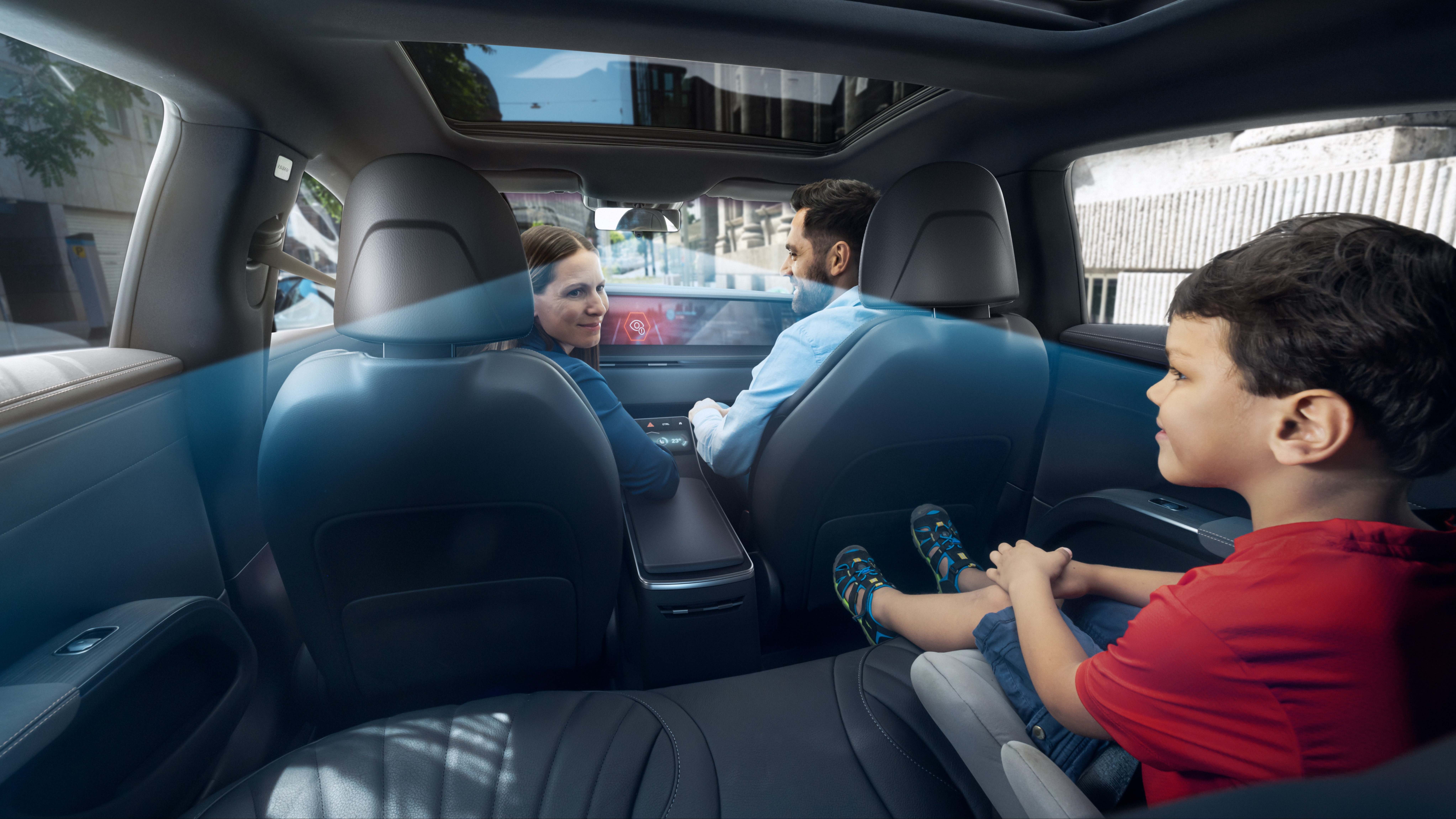 Familia viajando en el coche