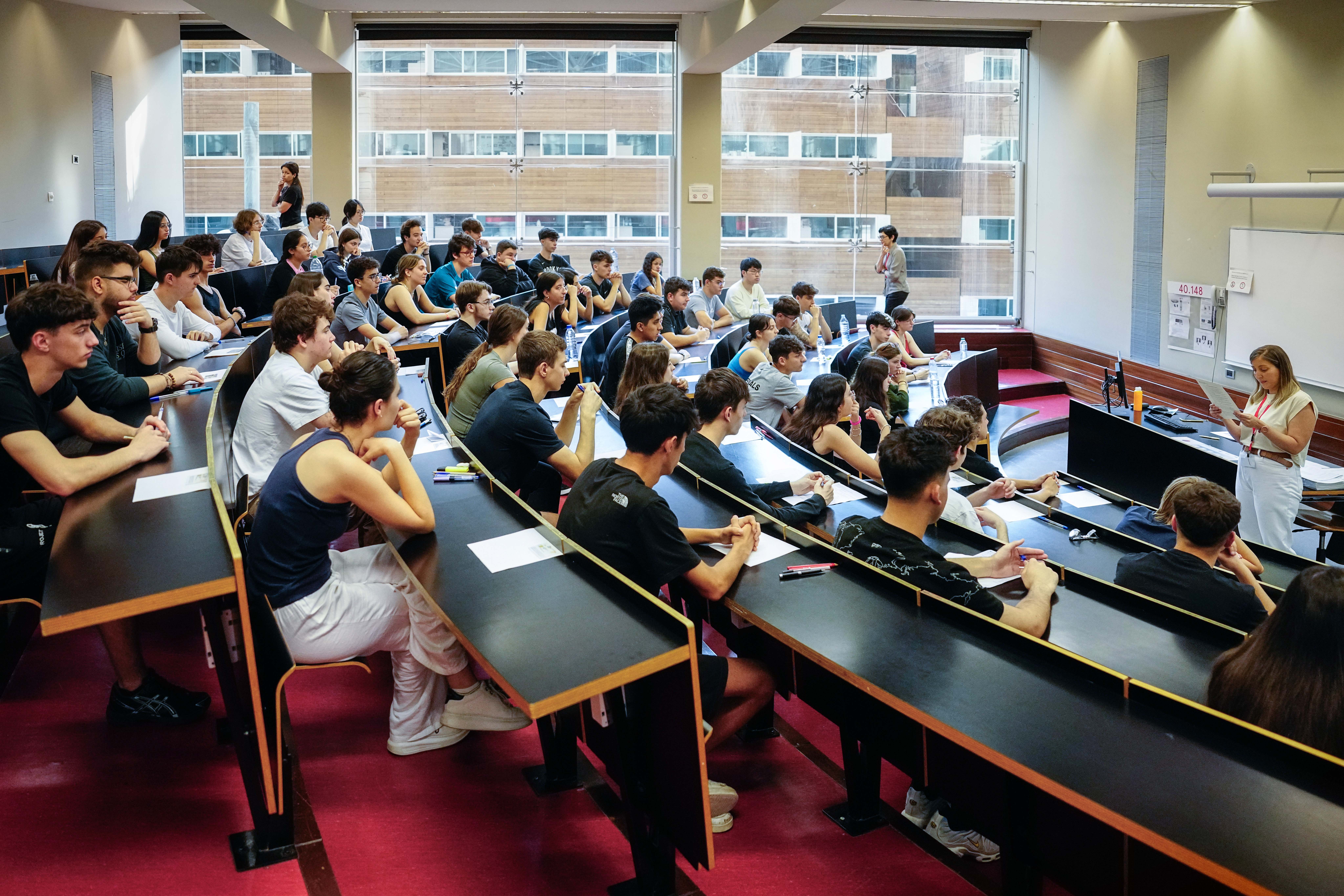 Examen de la EBAU de Lengua Catalana y Castellana en una universidad catalana. EP