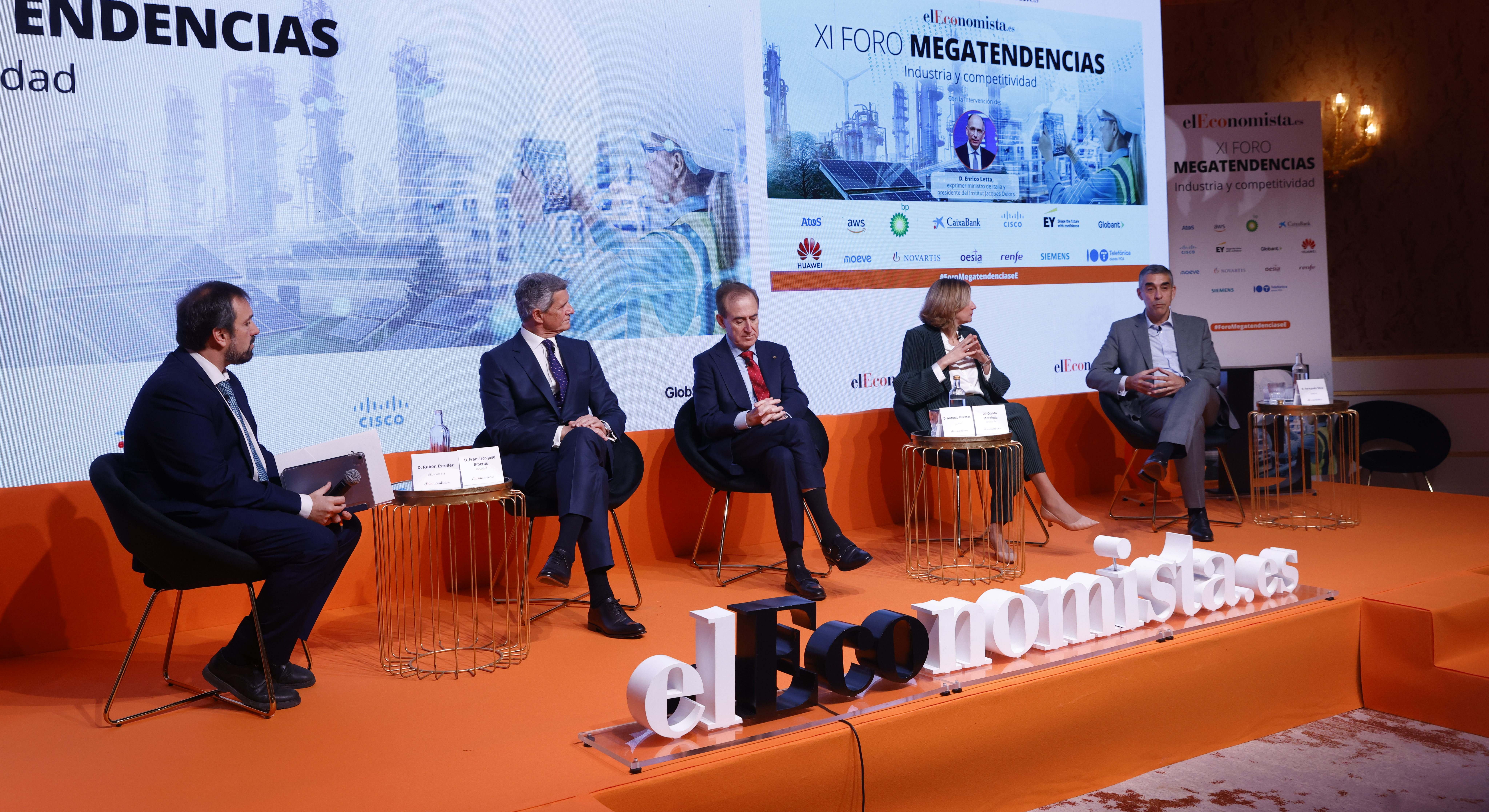 Imagen de la primera mesa de debate del XI Foro Megatendencias: Industria y Competitividad. EE