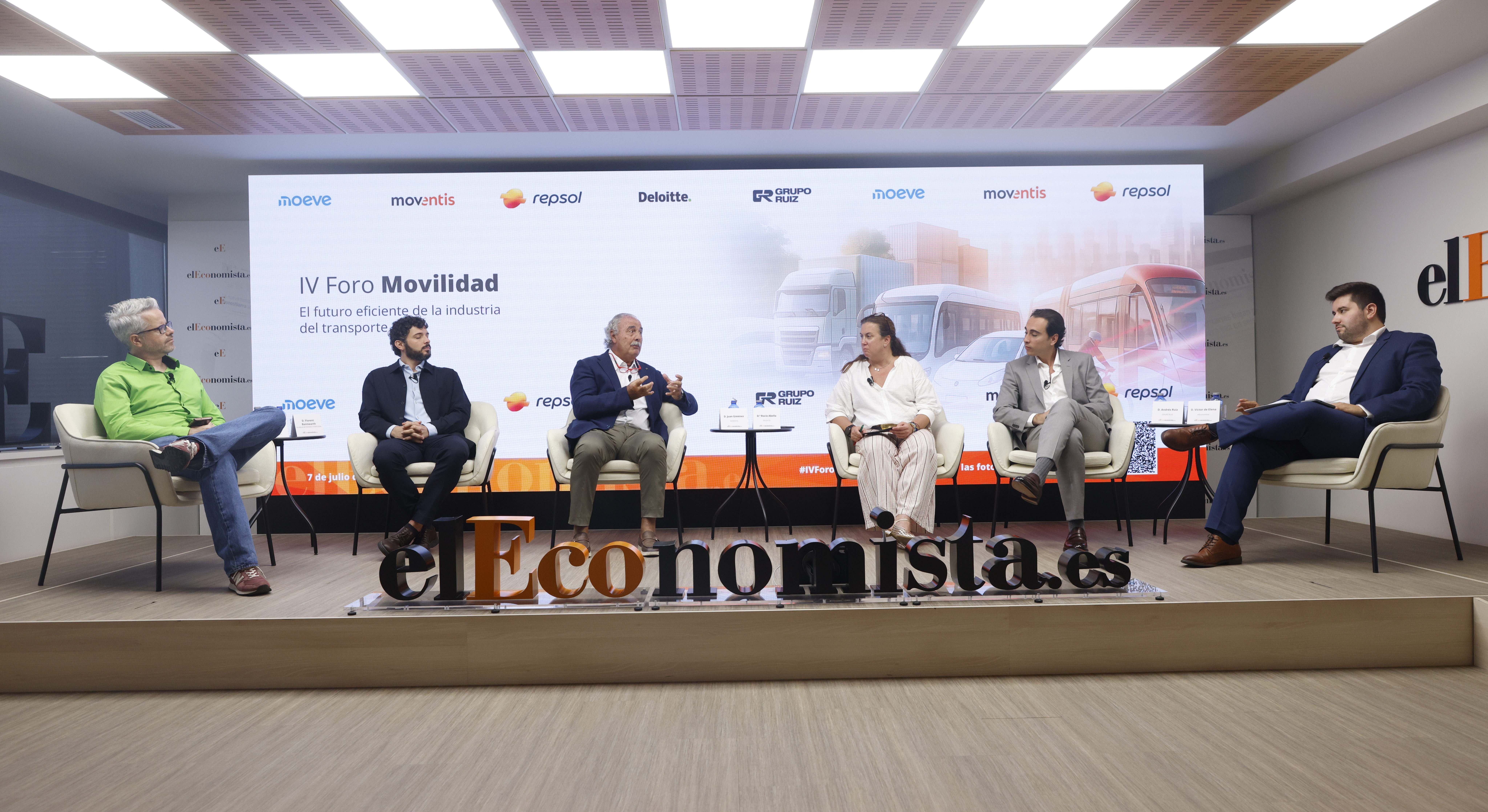 Víctor de Elena, de elEconomista Movilidad y Transporte; Andrés Ruiz, CEO de Grupo Ruiz; Rocío Abella, socia responsable del Sector Transporte de Deloitte; Juan Giménez, director general de Moventis; Florent Bannwarth, director de BlaBlaCar en España y Po
